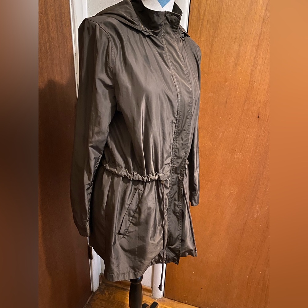 Women’s Forever 21 Raincoat / Jacket / Coat Olive Green. Size Medium.